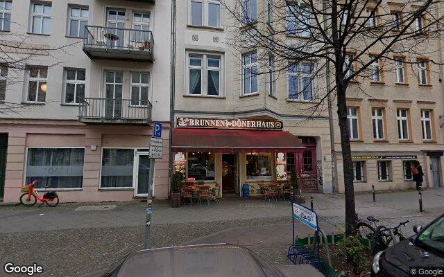Straßenansicht Brunnen Dönerhaus